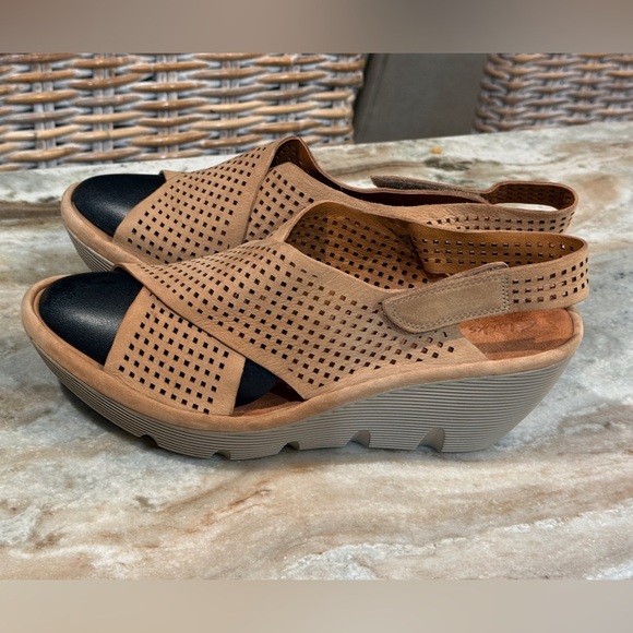 Women’s CLARKS Reedly Variel Sandals in Sand Nubuck.
Size 9.5 WIDE - Picture 6 of 8